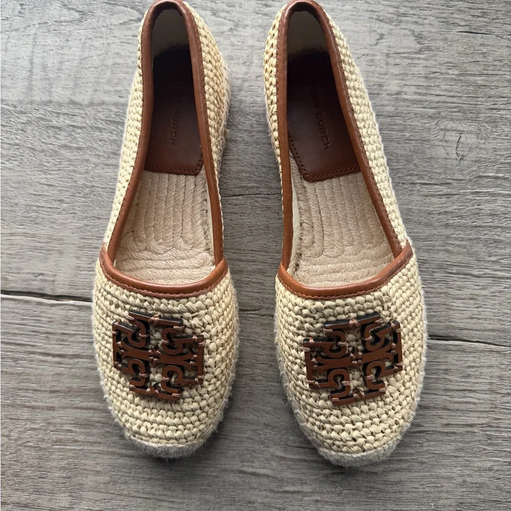 Tory Burch Natural Raffia Cut-Out Logo Espadrille Loafers in Brown Size: 5.5